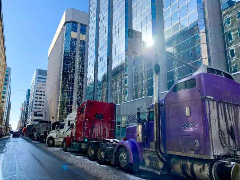Freedom Convoy trucks