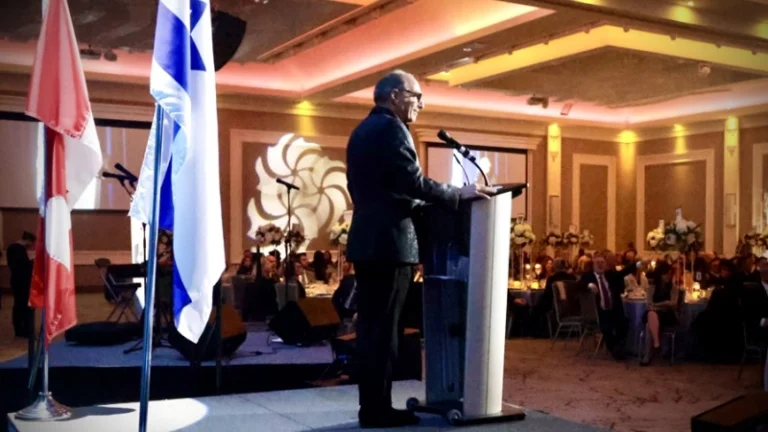 Ron Prehoga speaks to the attendees of the gala