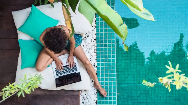 New poll finds Canadians not using all vacation, working extra hours before holidays