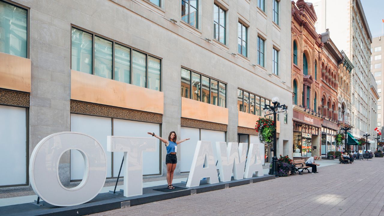 Ottawa Tourism sign on Sparks Street