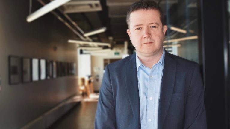 Andrew Holmes headshot