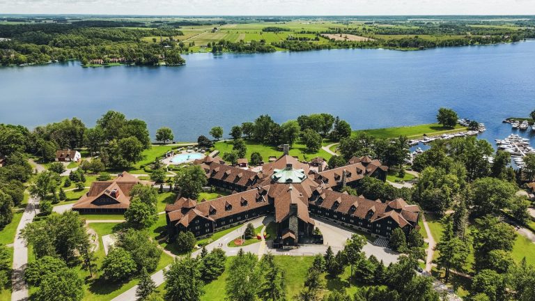 Your Ottawa River adventure starts at Château Montebello