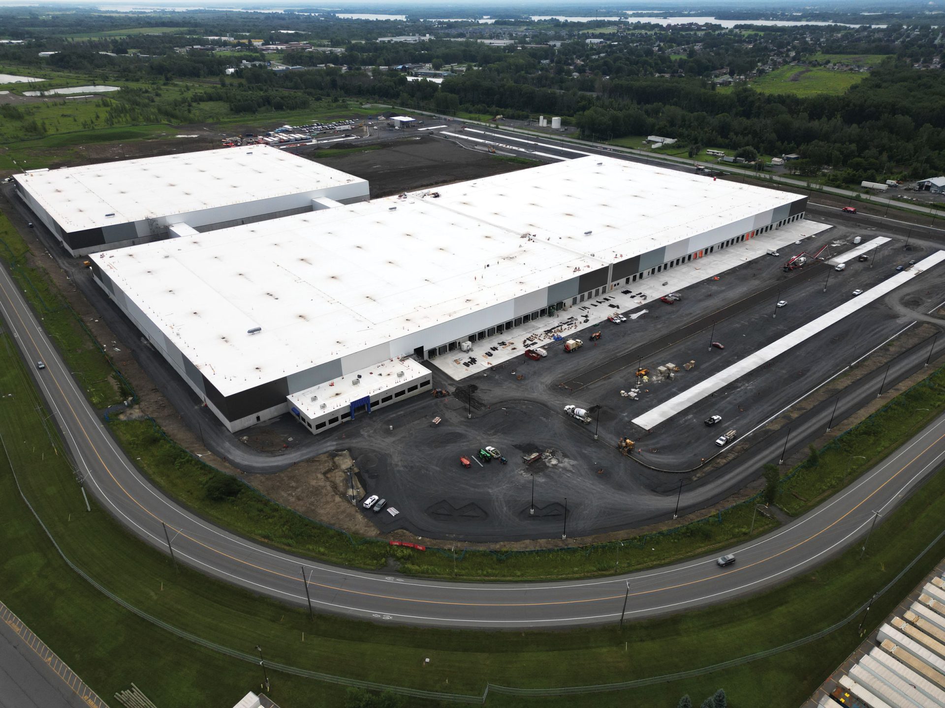 Broccolini is putting the finishing touches on a 984,000 sq.ft. distribution centre in the Cornwall Business Park.