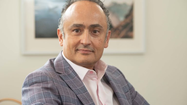 Carlos Conde headshot