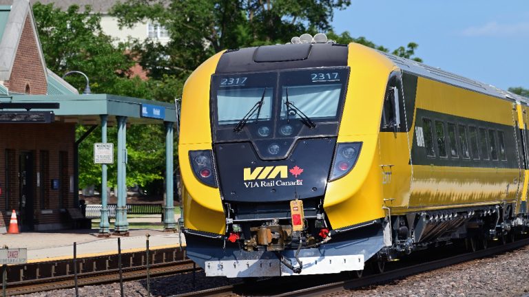 A business coalition has sent a letter to urgent the federal government to move ahead with the VIA-HFR project. (Stock photo)