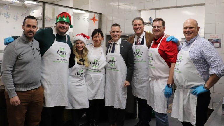 Mayor Mark Sutcliffe joins Team Ottawa for lunch service. (Photo by Mia Jensen)