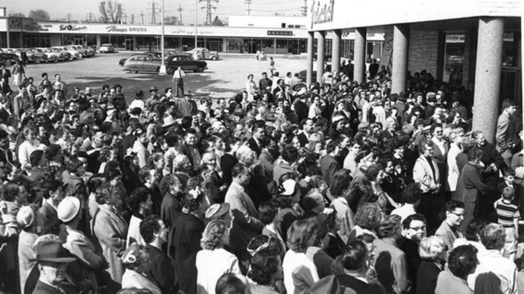 Crowds gather for the opening of Freimans Department Store.
