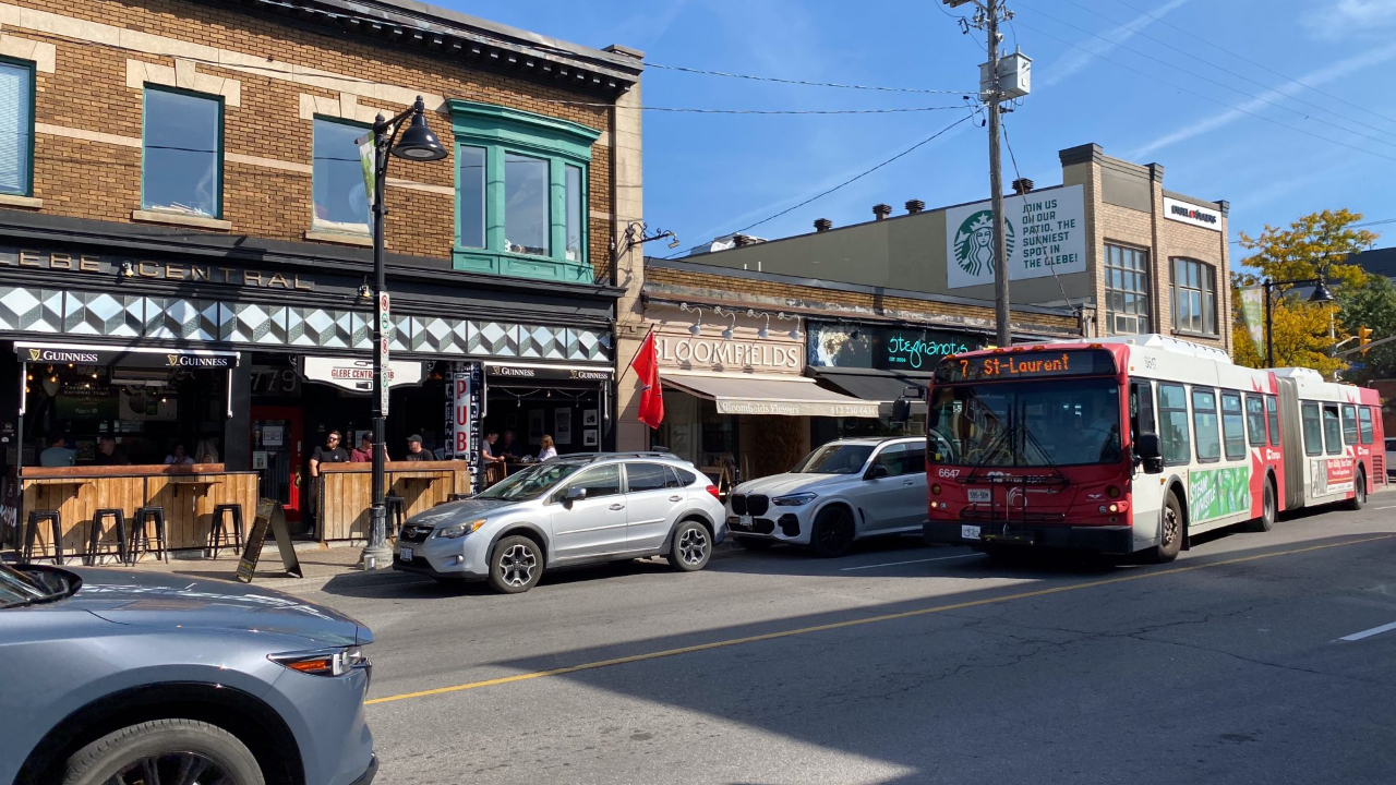 A bus on Bank Street in the Glebe, between Second and Third avenues. Photo by Laura Byrne Paquet.